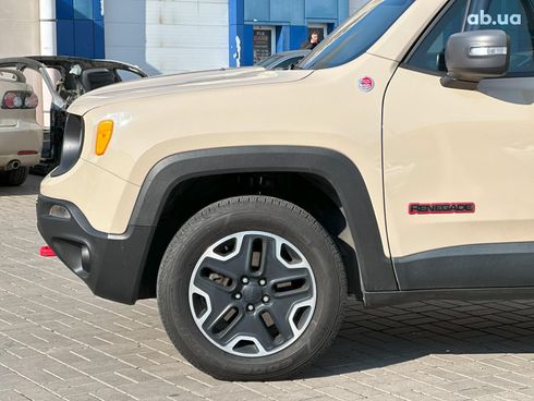 Jeep Renegade 2016 бежевый - фото 9