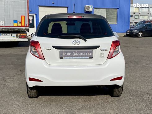 Toyota Yaris 2012 белый - фото 5