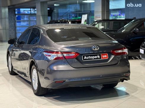 Toyota Camry 2018 серый - фото 5