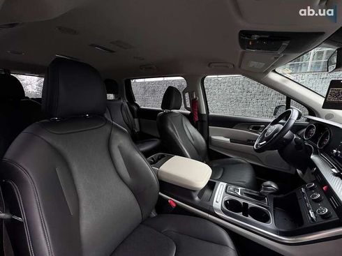 Kia Carnival 2023 - фото 17