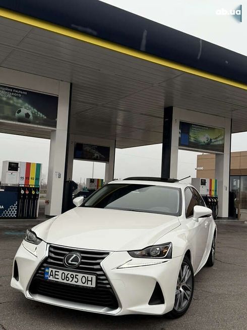 Lexus IS 2018 - фото 13