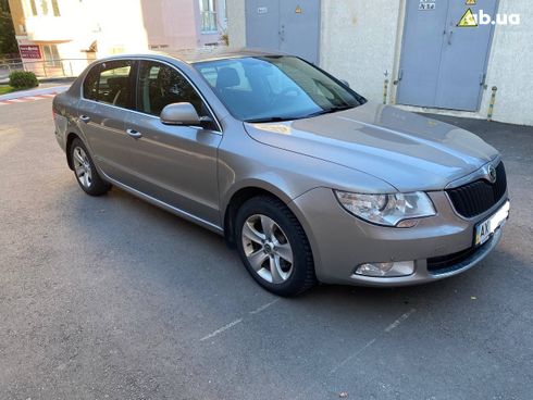 Skoda Superb 2011 серый - фото 2