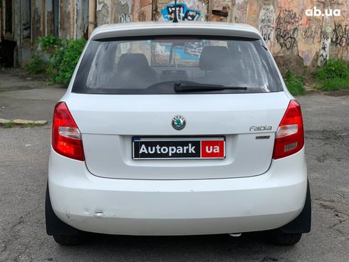 Skoda Fabia 2012 белый - фото 6