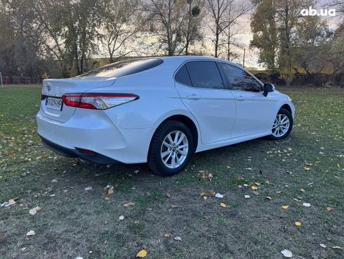 Toyota Camry 2018 белый - фото 15