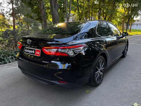 Toyota Camry 2022 черный - фото 7