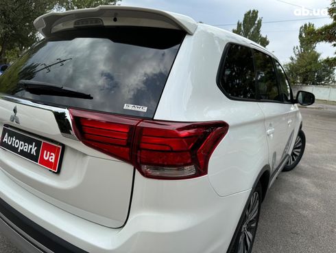 Mitsubishi Outlander 2018 белый - фото 10