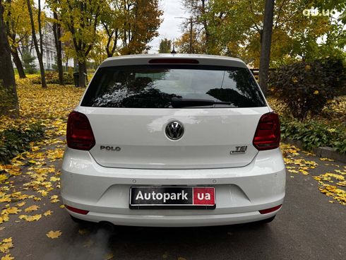 Volkswagen Polo 2015 белый - фото 7