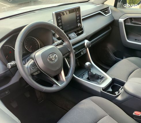 Toyota RAV4 2019 белый - фото 10