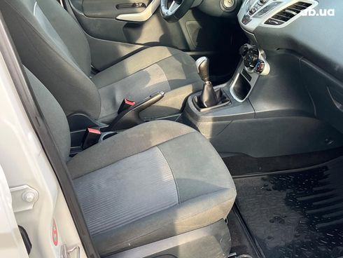 Ford Fiesta 2012 белый - фото 16