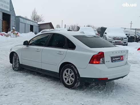 Volvo S40 2010 белый - фото 8