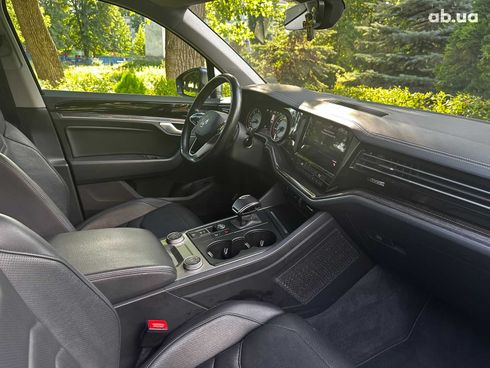 Volkswagen Touareg 2021 серый - фото 30