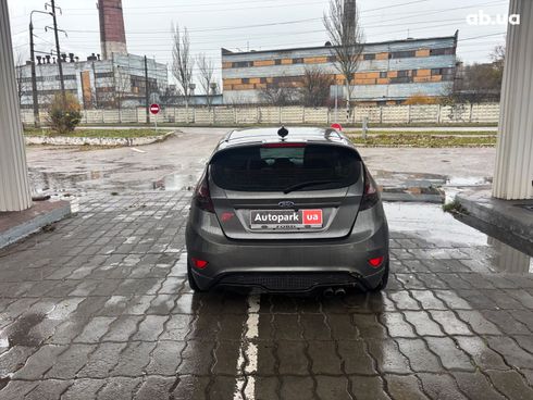 Ford Fiesta 2017 серый - фото 5