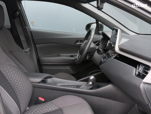 Toyota C-HR 2022 серый - фото 30