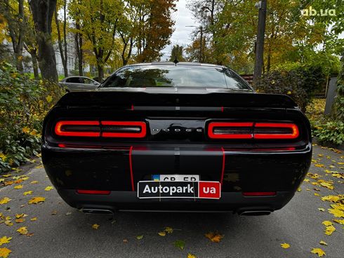 Dodge Challenger 2022 черный - фото 8
