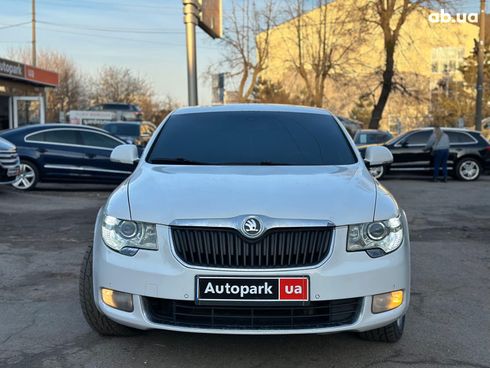 Skoda Superb 2010 белый - фото 2