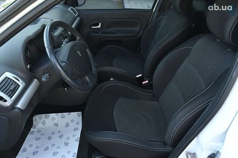 Renault Clio 2010 - фото 18