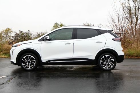 Chevrolet Bolt 2023 белый - фото 4