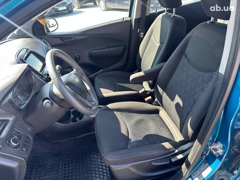 Chevrolet Spark 2019 синий - фото 15