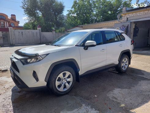 Toyota RAV4 2022 белый - фото 3
