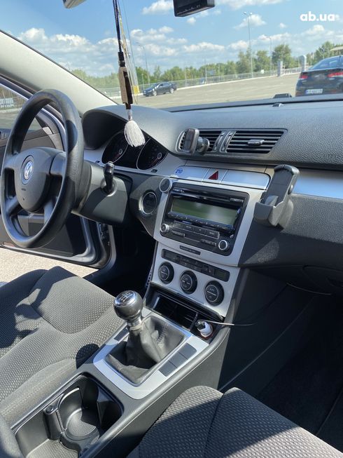Volkswagen Passat 2009 серебристый - фото 14