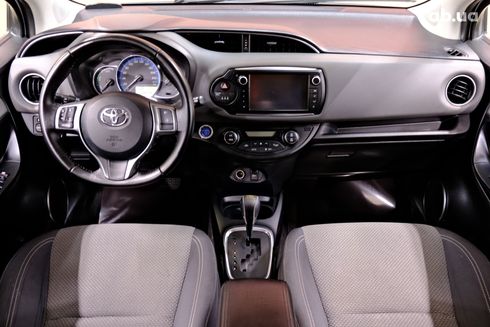 Toyota Yaris 2015 серебристый - фото 7