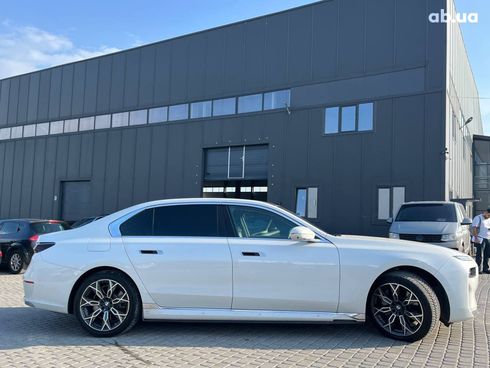 BMW i7 2023 белый - фото 4
