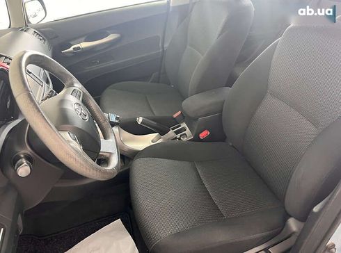 Toyota Auris 2012 - фото 6