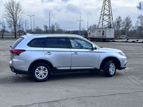 Mitsubishi Outlander 2018 - фото 10