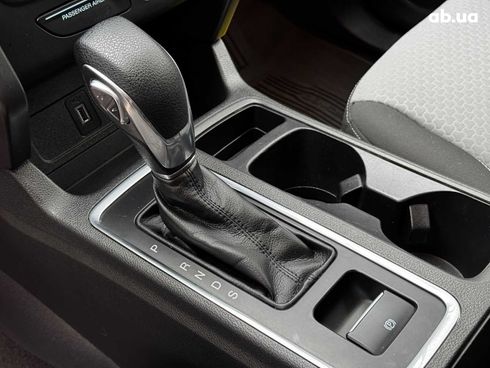 Ford Escape 2018 бежевый - фото 17