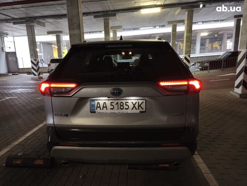 Toyota RAV4 Hybrid 2019 серый - фото 12