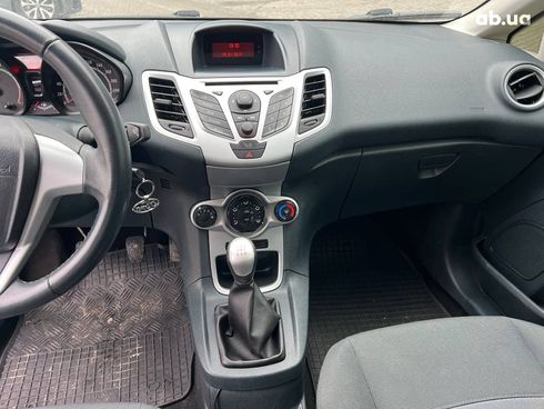 Ford Fiesta 2012 белый - фото 27