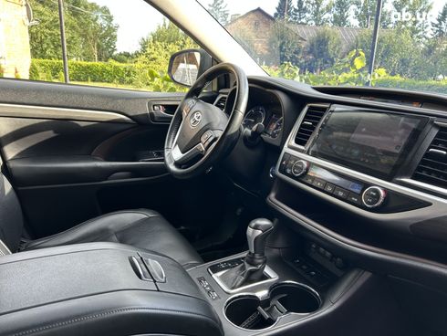 Toyota Highlander 2018 серый - фото 9