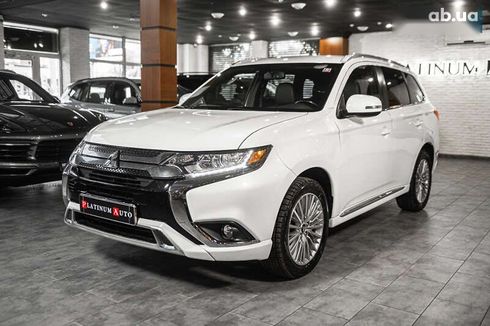 Mitsubishi Outlander 2019 - фото 2