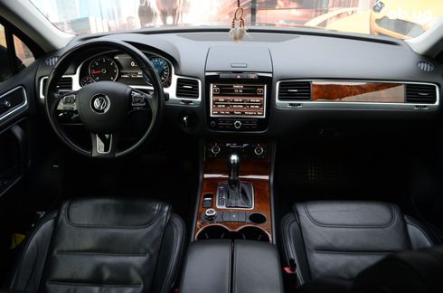 Volkswagen Touareg 2012 серый - фото 8