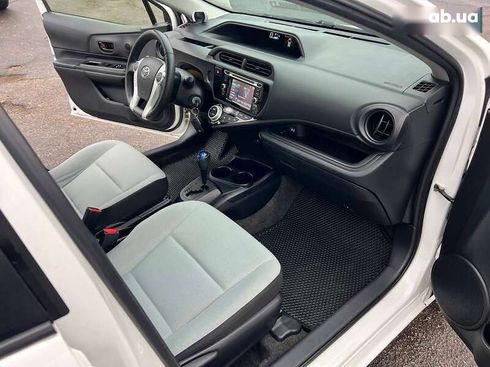 Toyota Prius C 2015 - фото 17