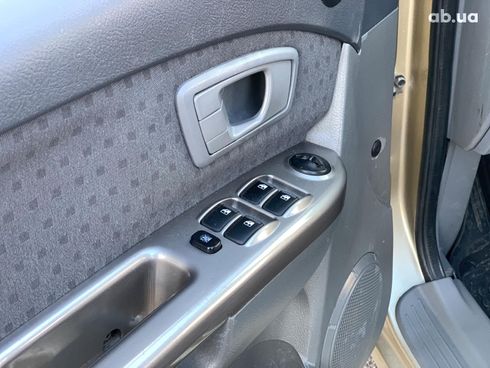 Kia Carens 2003 бежевый - фото 19