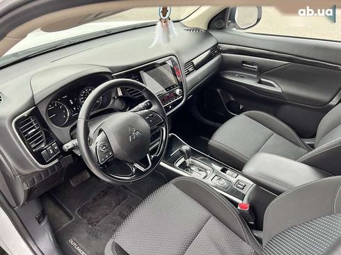 Mitsubishi Outlander 2019 - фото 12