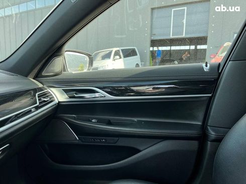 BMW 7 серия 2018 белый - фото 35