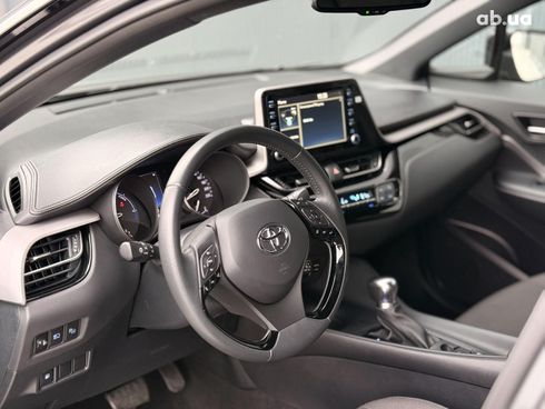 Toyota C-HR 2022 серый - фото 19