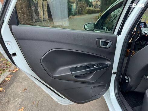 Ford Fiesta 2013 белый - фото 18