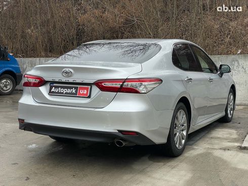 Toyota Camry 2018 серый - фото 7