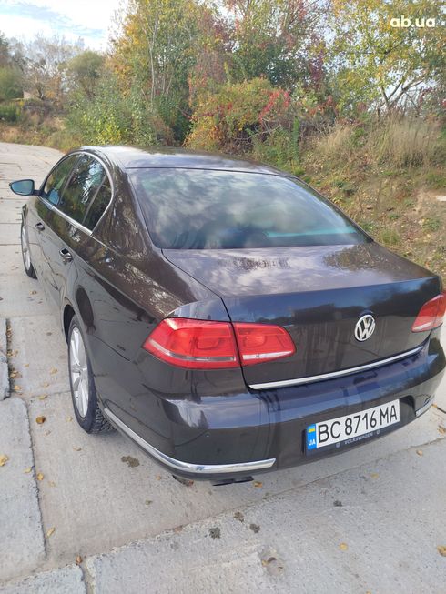 Volkswagen Passat 2011 коричневый - фото 2