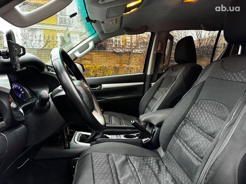 Toyota Hilux 2017 серый - фото 24