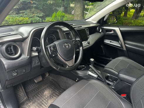 Toyota RAV4 2017 серый - фото 12