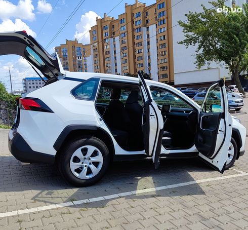 Toyota RAV4 2019 белый - фото 7