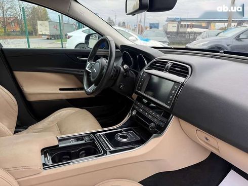 Jaguar XE 2018 - фото 12