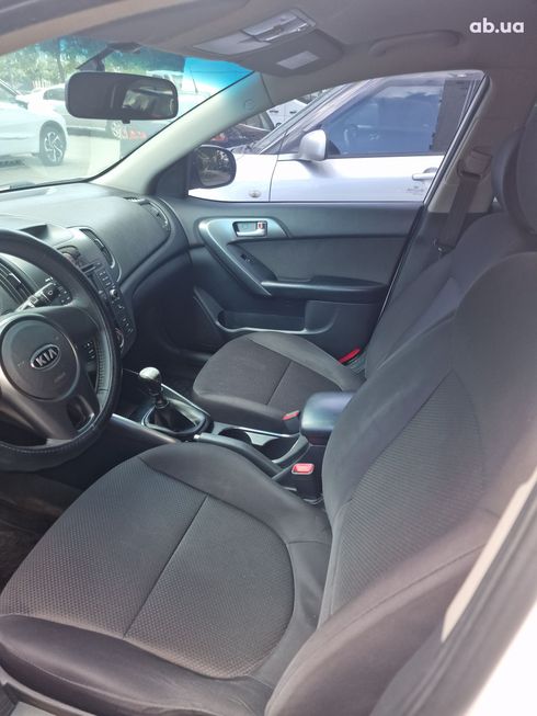 Kia Cerato 2011 белый - фото 11
