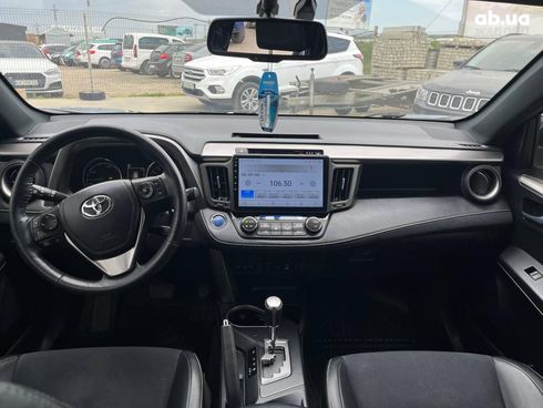Toyota RAV4 2017 серый - фото 10