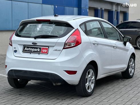 Ford Fiesta 2016 белый - фото 4