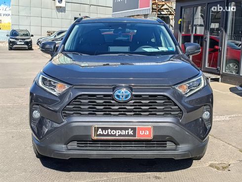 Toyota RAV4 2020 серый - фото 2